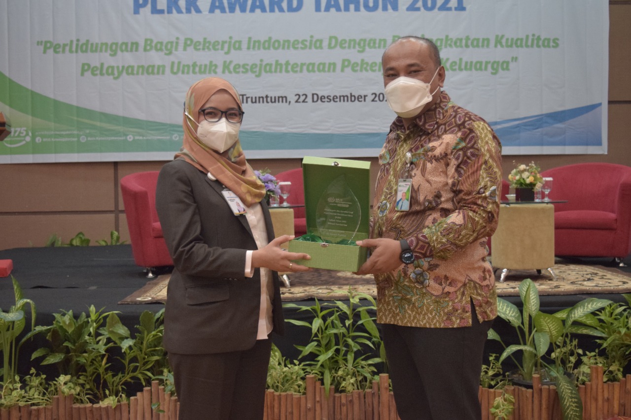 Depiti Direktur BPJAMSOSTEK Wilayah Sumbar-Riau Eko Yuyulianda (dua dari kanan) menyerahkan penghargaan kepada Direktur SPH dr. Selfi Farisha, Rabu lalu.